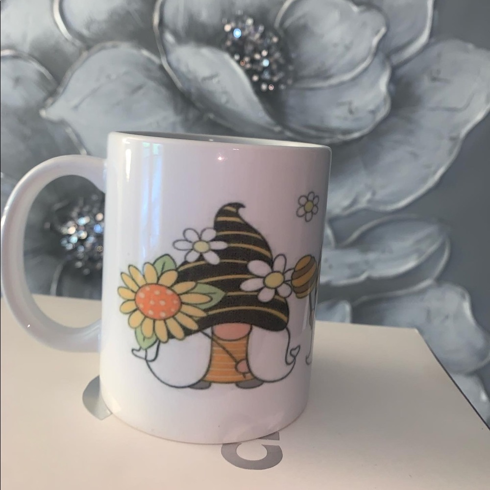 Bee Daisy gnomes mug